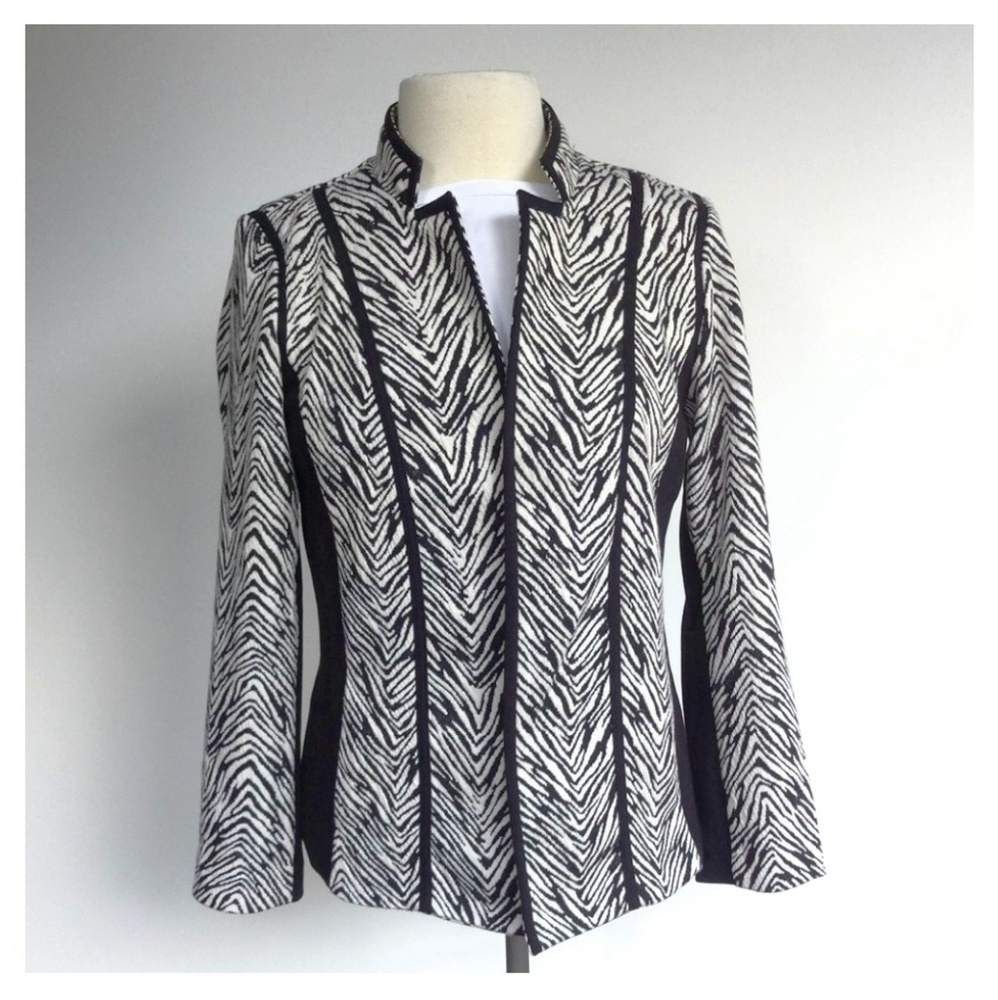 CHICO'S Women Size M (1) Zebra Pattern Blazer